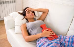 A woman luying on the bed facing stomac pain